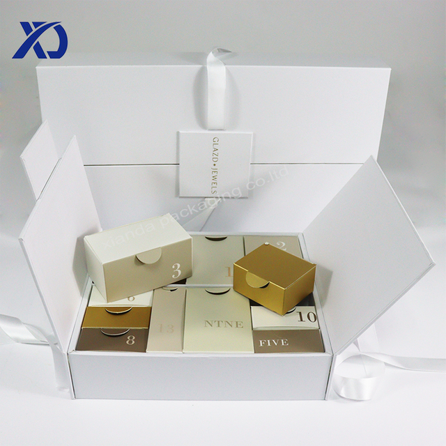 Adventskalenderboks med b&aring;nd