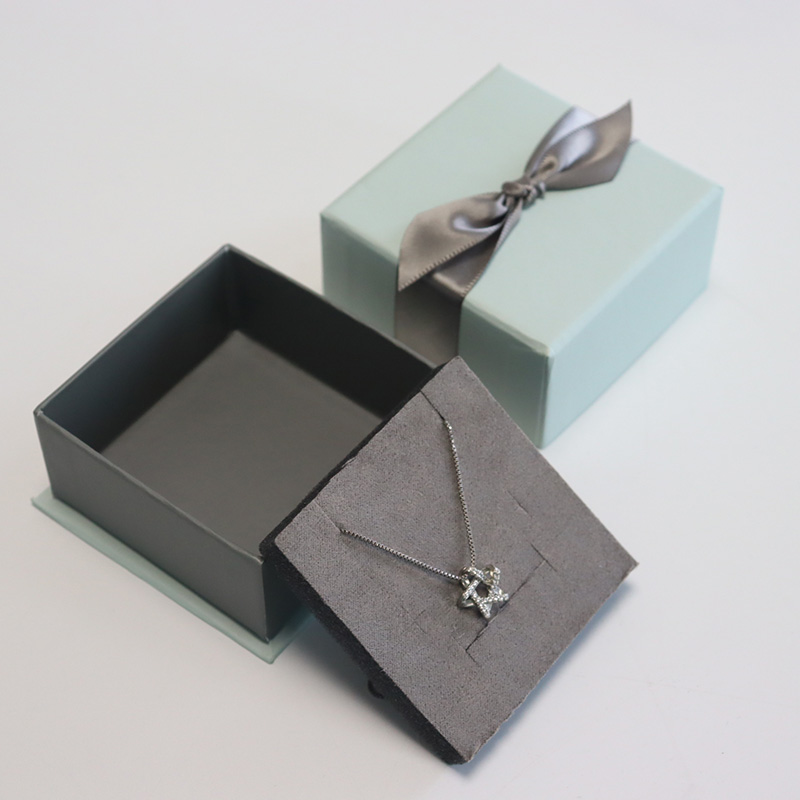 Hvordan rengj&oslash;re smykkeskrin fl&oslash;yel