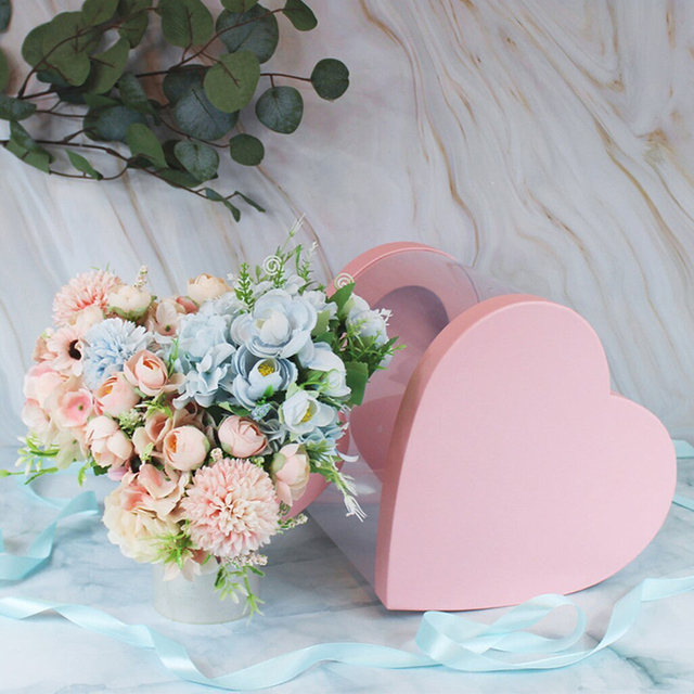 Klar hjerteformet blomstergaveeske